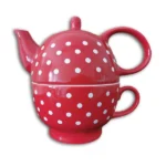 Červený čajník so šálkou a bielymi bodkami