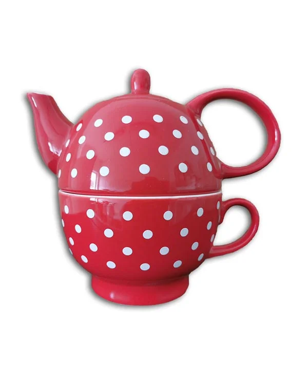 Červený čajník so šálkou a bielymi bodkami
